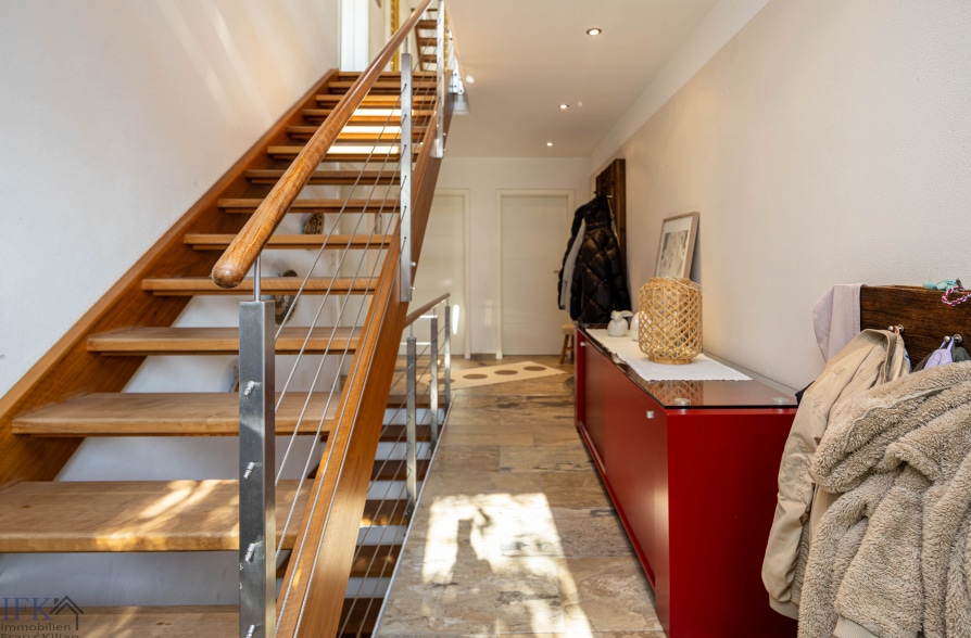 Moderne Doppelhaushälfte Dachterrasse in Peißenberg Wörth - Treppenhaus EG (41461)