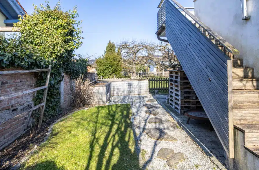 Moderne Doppelhaushälfte Dachterrasse in Peißenberg Wörth - seitlicher Garten (41471)
