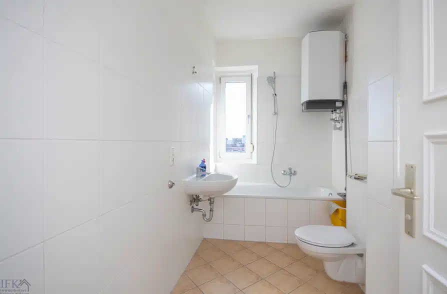 Hohe Decken, Fischgrätparkett, Bergblick. Gemütliche Altbauwohnung in Au-Haidhausen - Bad (41343)