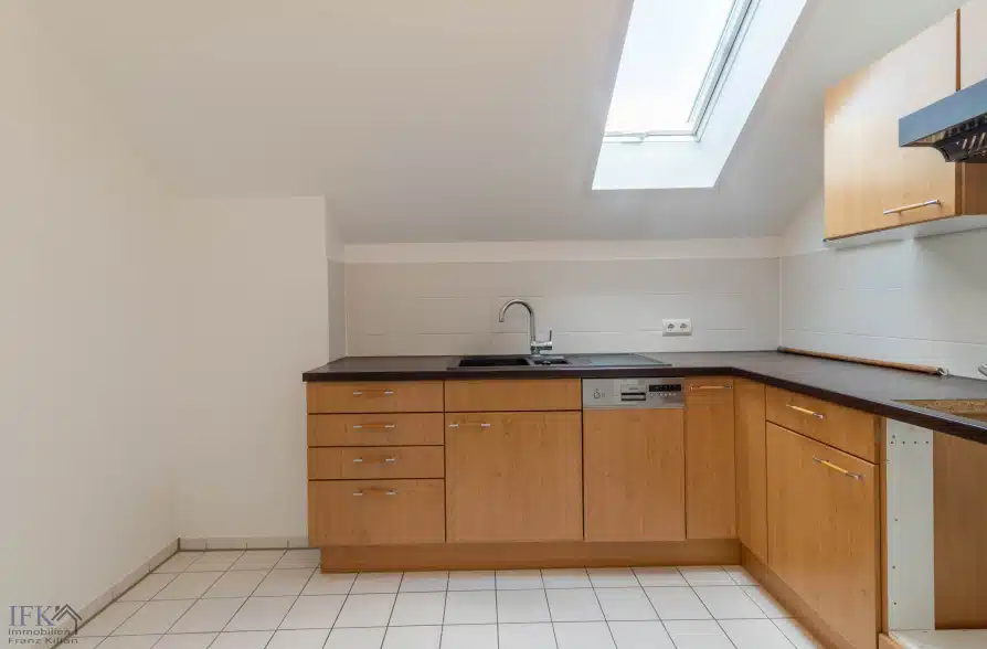 Sofort bezugsfreie 3-Zimmer-Dachgeschoßwohnung mit Weitblick in Peiting! - Küche (35002)