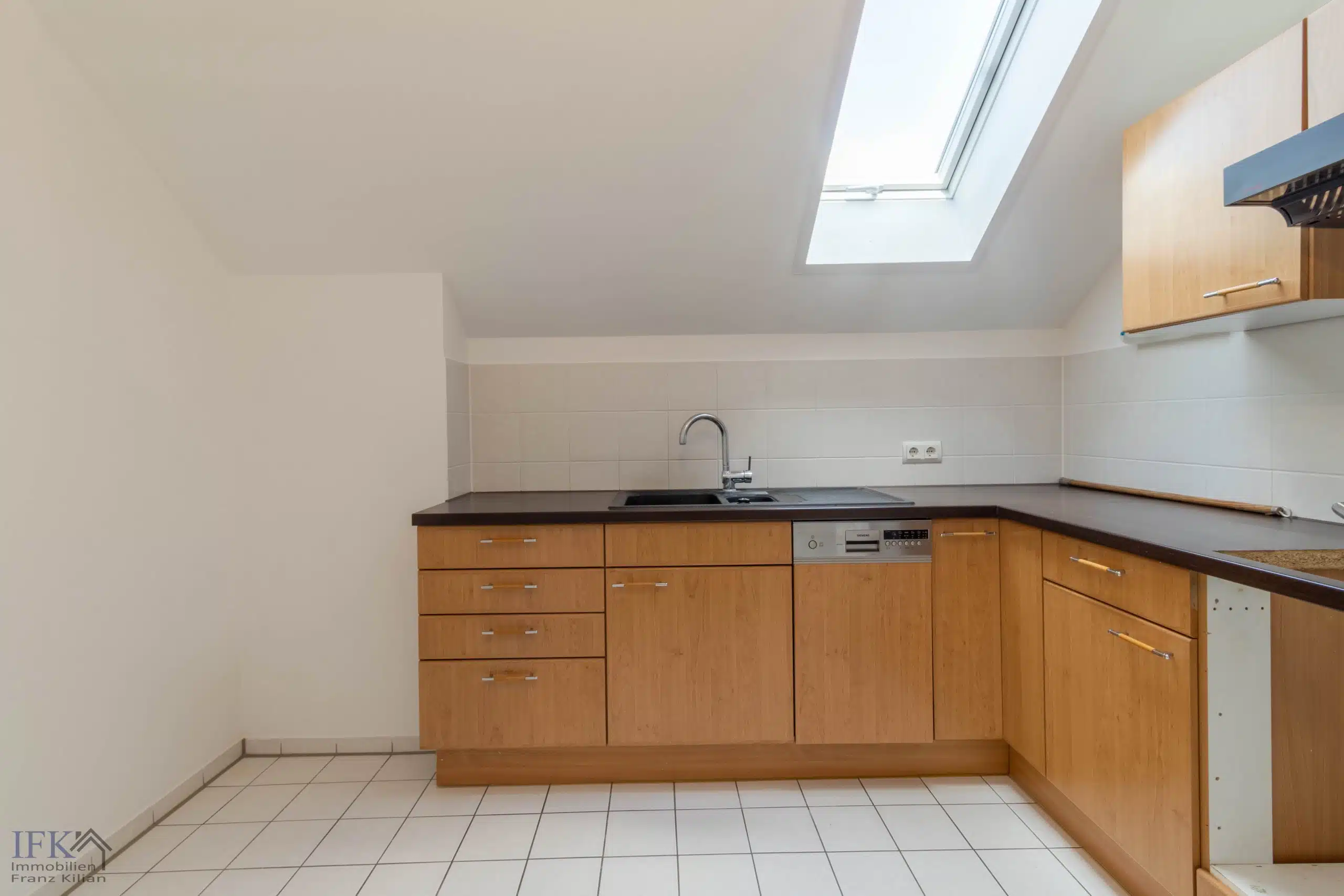 Küche - Sofort bezugsfreie 3-Zimmer-Dachgeschoßwohnung mit Weitblick in Peiting!