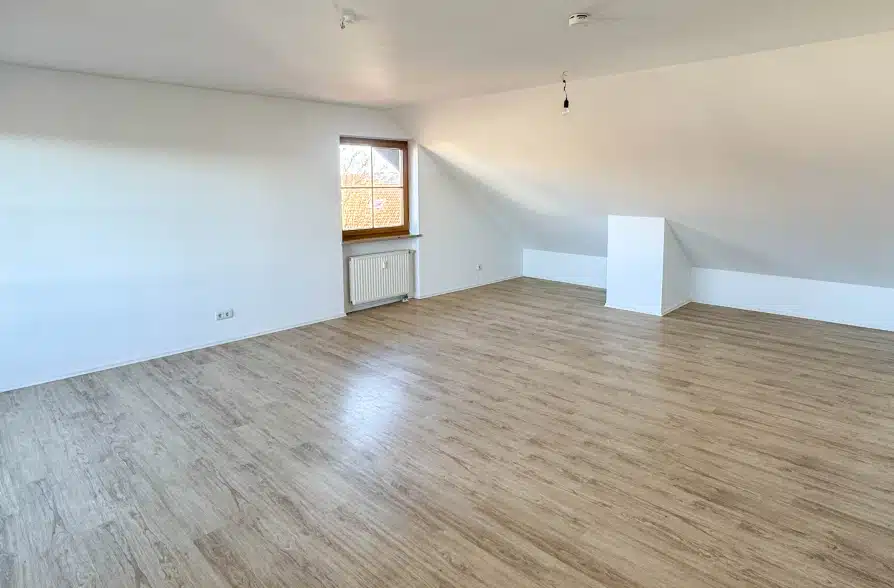 Frei zum Bezug! Voll renovierte 3-Zimmer Dachgeschosswohnung mit attraktivem Grundriss! - Wohnbereich (39084)