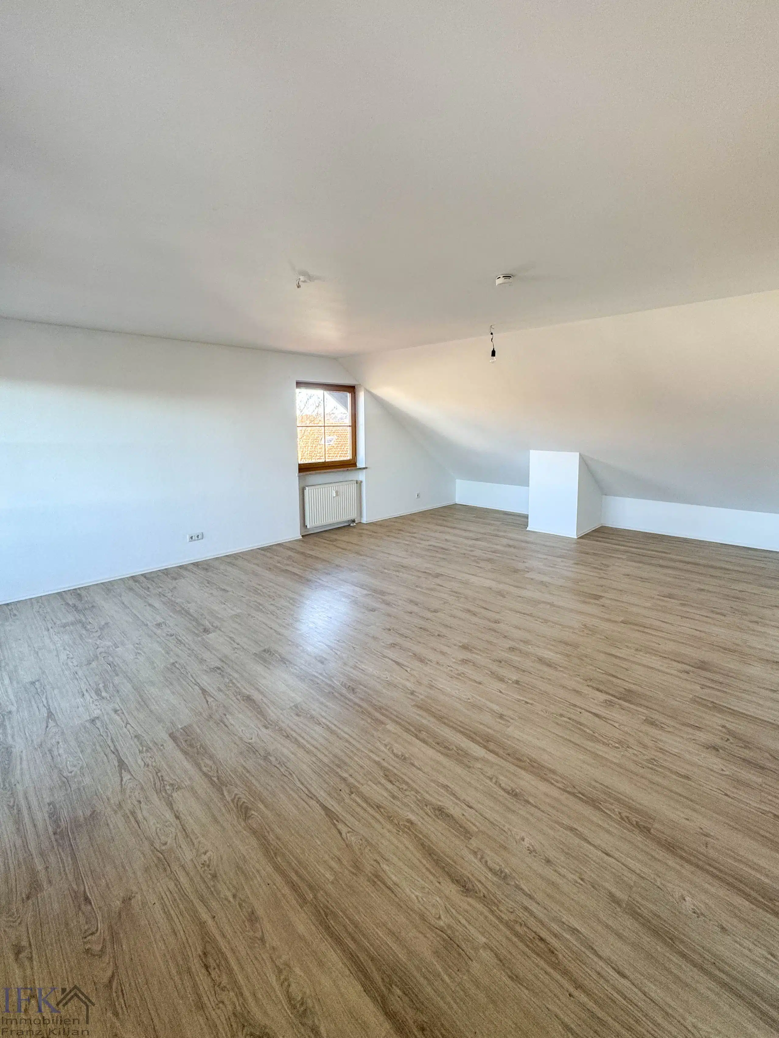 Wohnbereich - Frei zum Bezug! Voll renovierte 3-Zimmer Dachgeschosswohnung mit attraktivem Grundriss!