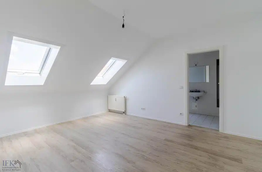 Sofort bezugsfreie 3-Zimmer-Dachgeschoßwohnung mit Weitblick in Peiting! - Schlafzimmer (35003)