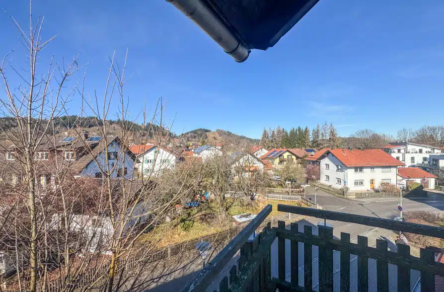 Frei zum Bezug! Voll renovierte 3-Zimmer Dachgeschosswohnung mit attraktivem Grundriss! - Ausblick Balkon (39079)
