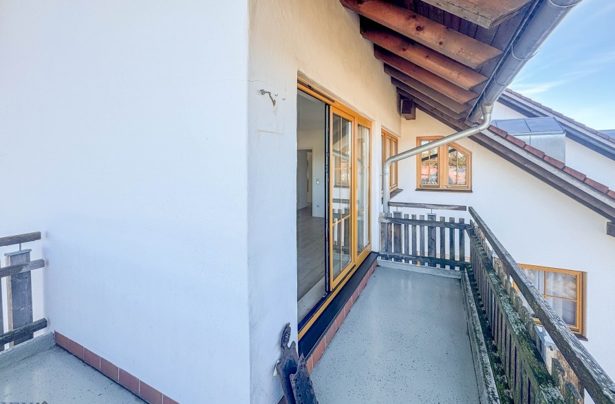 Frei zum Bezug! Voll renovierte 3-Zimmer Dachgeschosswohnung mit attraktivem Grundriss! - Balkon (39082)