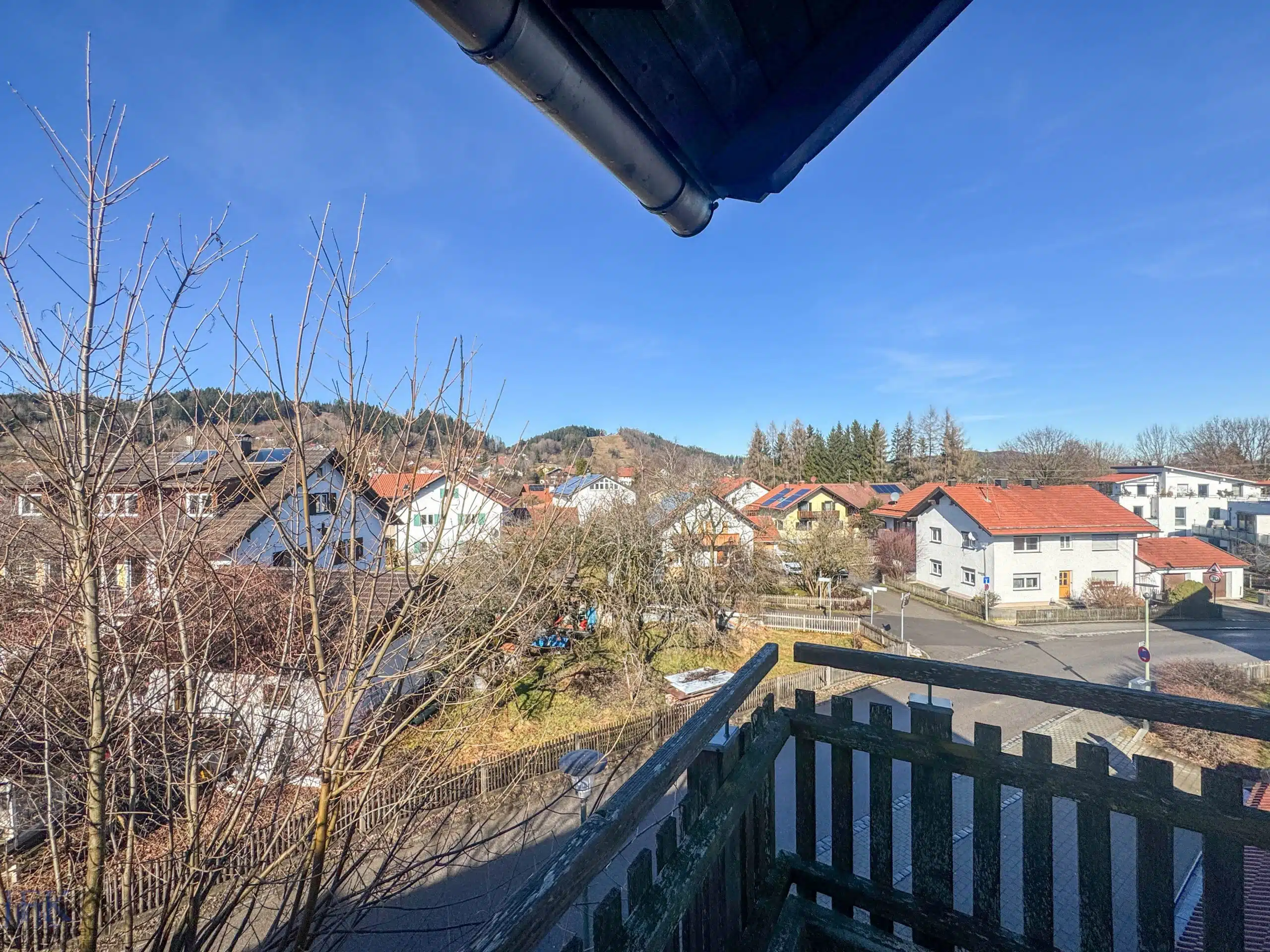Ausblick Balkon - Frei zum Bezug! Voll renovierte 3-Zimmer Dachgeschosswohnung mit attraktivem Grundriss!