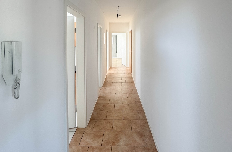 Frei zum Bezug! Voll renovierte 3-Zimmer Dachgeschosswohnung mit attraktivem Grundriss! - Flur (39090)