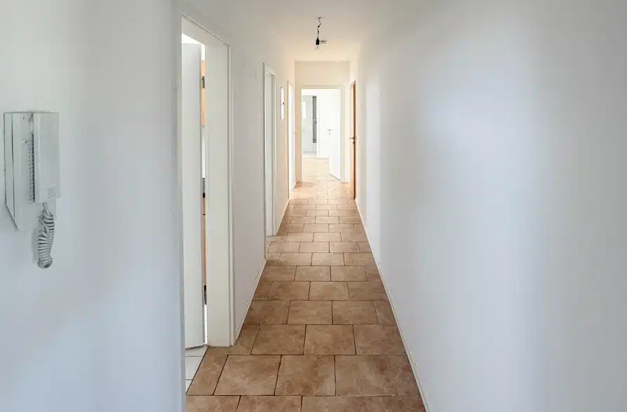 Frei zum Bezug! Voll renovierte 3-Zimmer Dachgeschosswohnung mit attraktivem Grundriss! - Flur (39090)