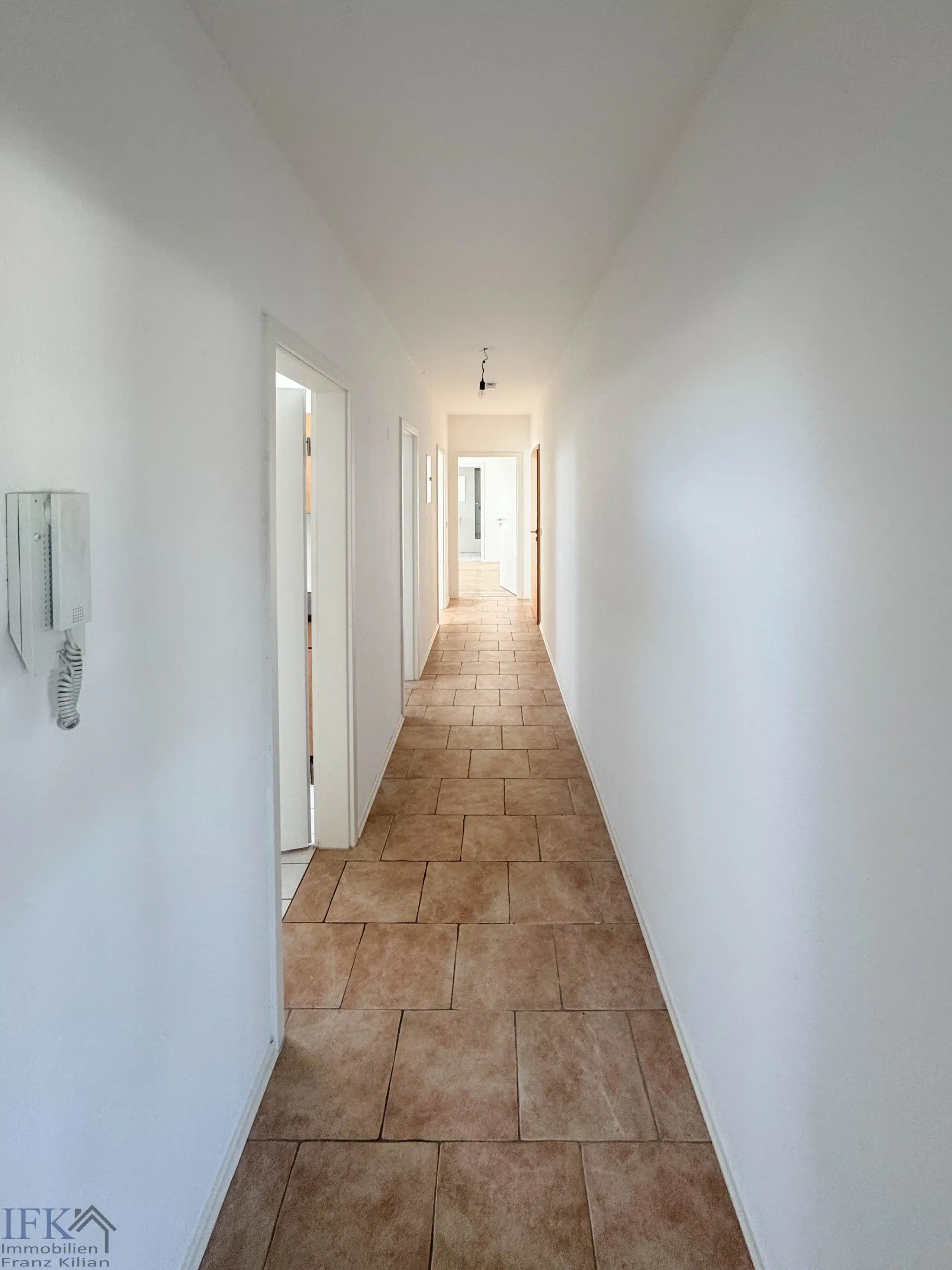 Flur - Frei zum Bezug! Voll renovierte 3-Zimmer Dachgeschosswohnung mit attraktivem Grundriss!