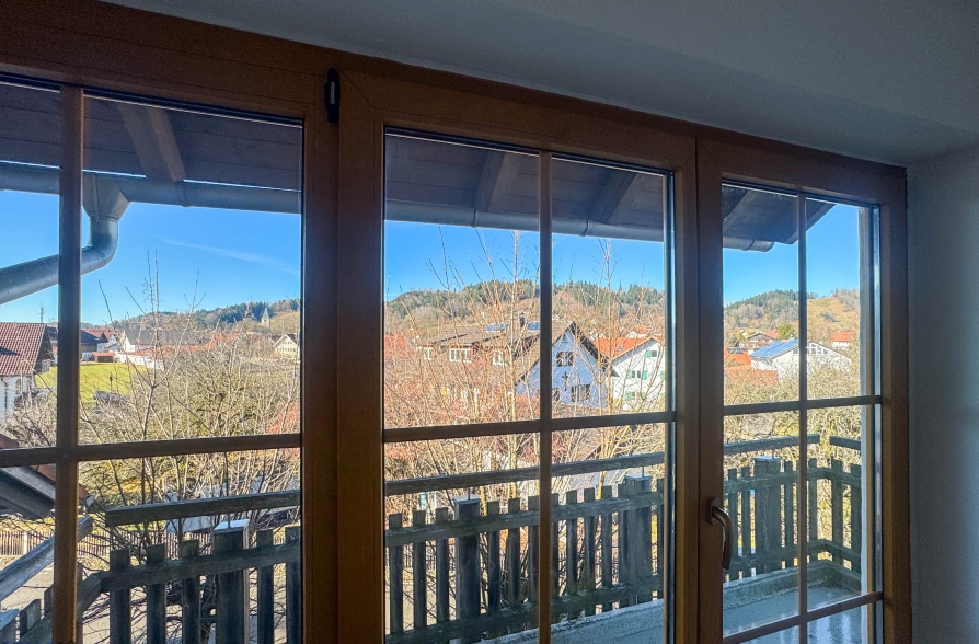 Frei zum Bezug! Voll renovierte 3-Zimmer Dachgeschosswohnung mit attraktivem Grundriss! - Ausblick Fenster (39086)