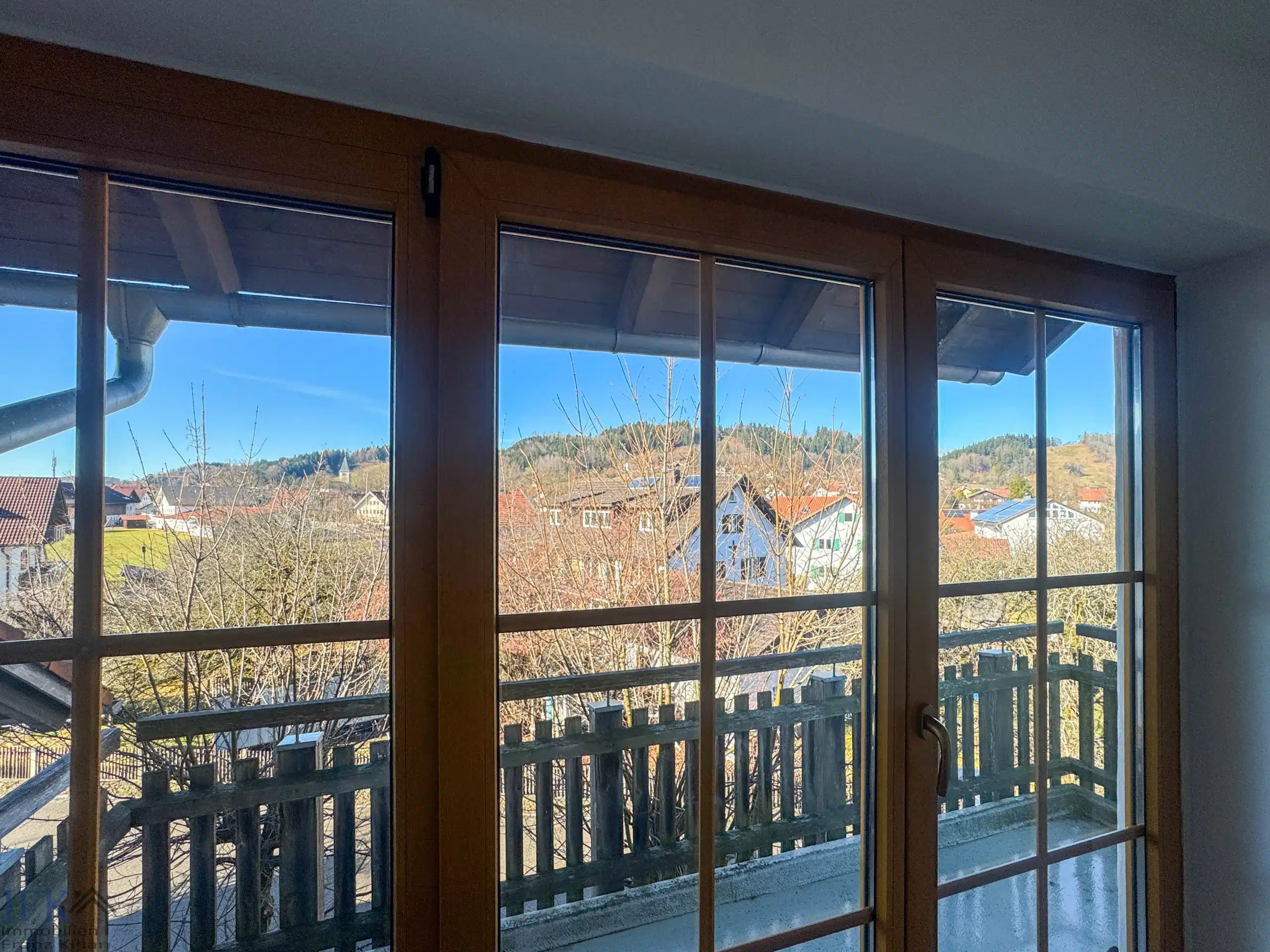 Ausblick Fenster - Frei zum Bezug! Voll renovierte 3-Zimmer Dachgeschosswohnung mit attraktivem Grundriss!