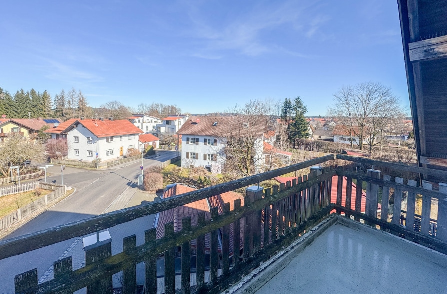 Frei zum Bezug! Voll renovierte 3-Zimmer Dachgeschosswohnung mit attraktivem Grundriss! - Balkon (39256)