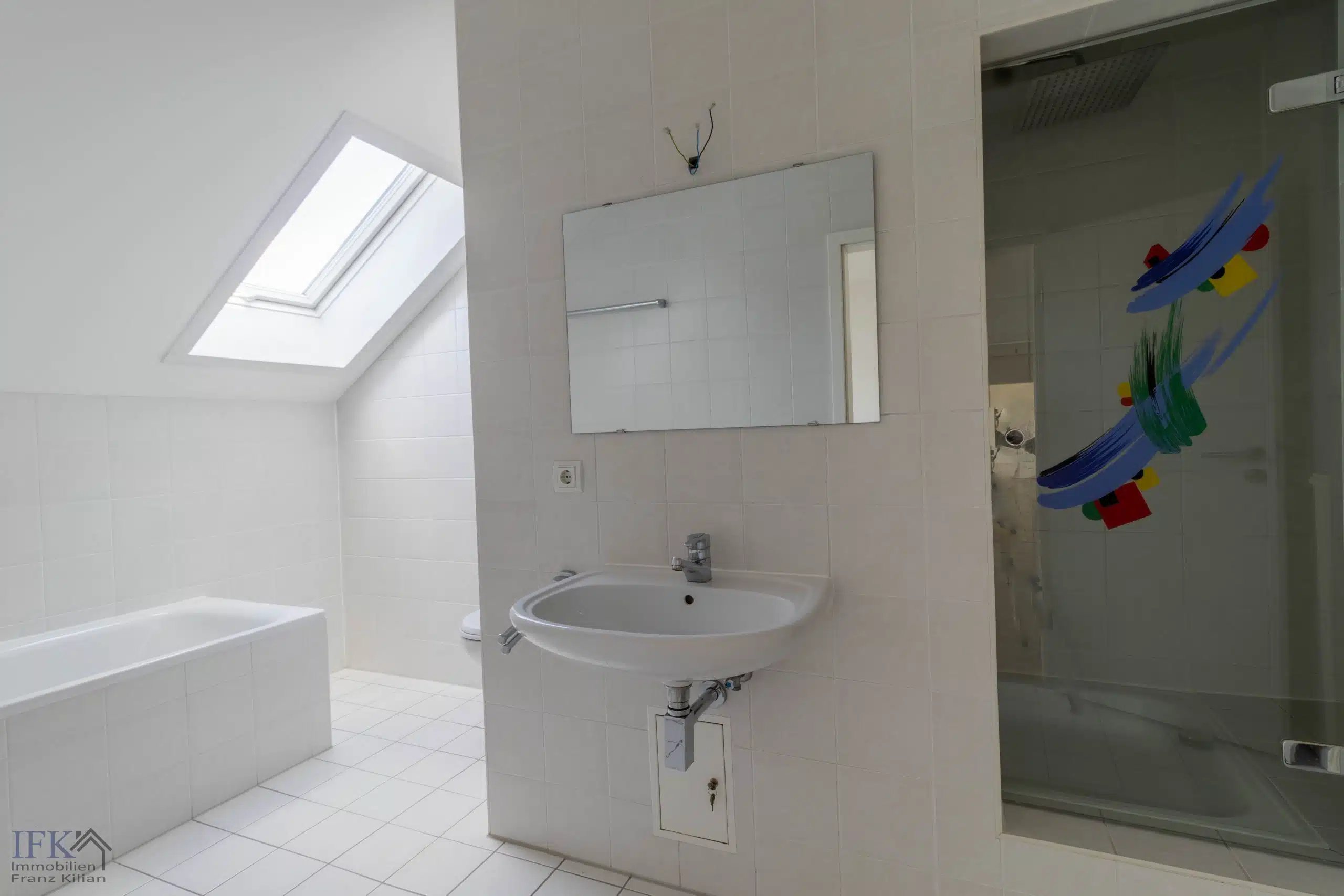 Bad - Sofort bezugsfreie 3-Zimmer-Dachgeschoßwohnung mit Weitblick in Peiting!