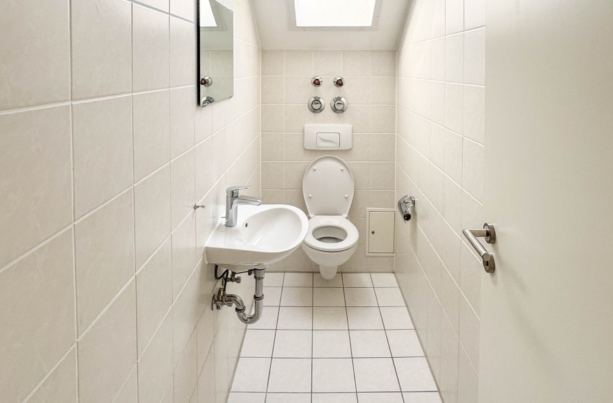 Frei zum Bezug! Voll renovierte 3-Zimmer Dachgeschosswohnung mit attraktivem Grundriss! - WC (39092)