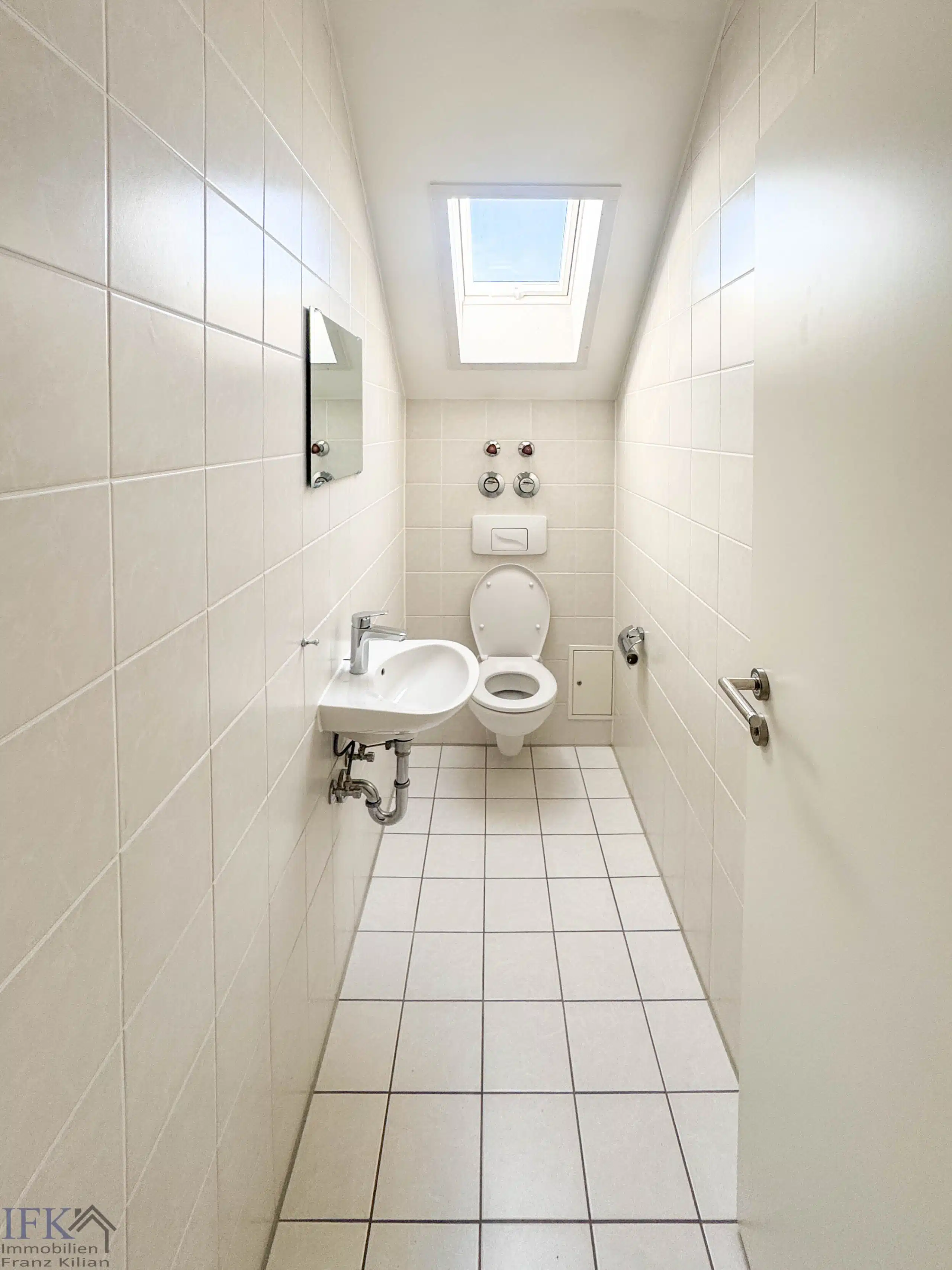 WC - Frei zum Bezug! Voll renovierte 3-Zimmer Dachgeschosswohnung mit attraktivem Grundriss!