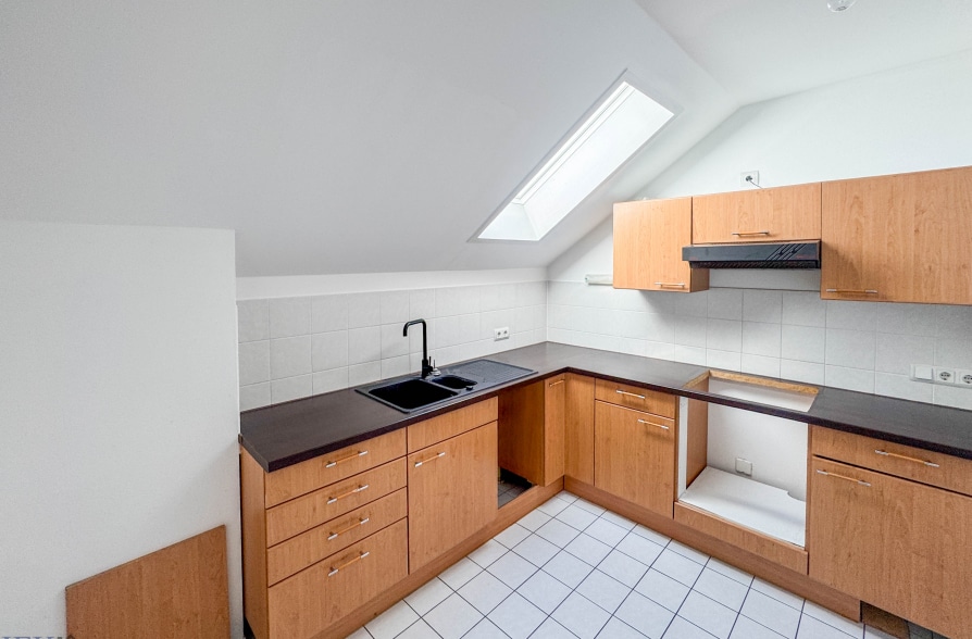 Frei zum Bezug! Voll renovierte 3-Zimmer Dachgeschosswohnung mit attraktivem Grundriss! - Küche (39088)