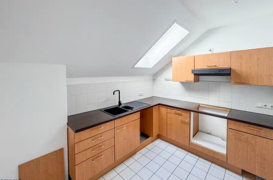 Frei zum Bezug! Voll renovierte 3-Zimmer Dachgeschosswohnung mit attraktivem Grundriss! - Küche (39088)