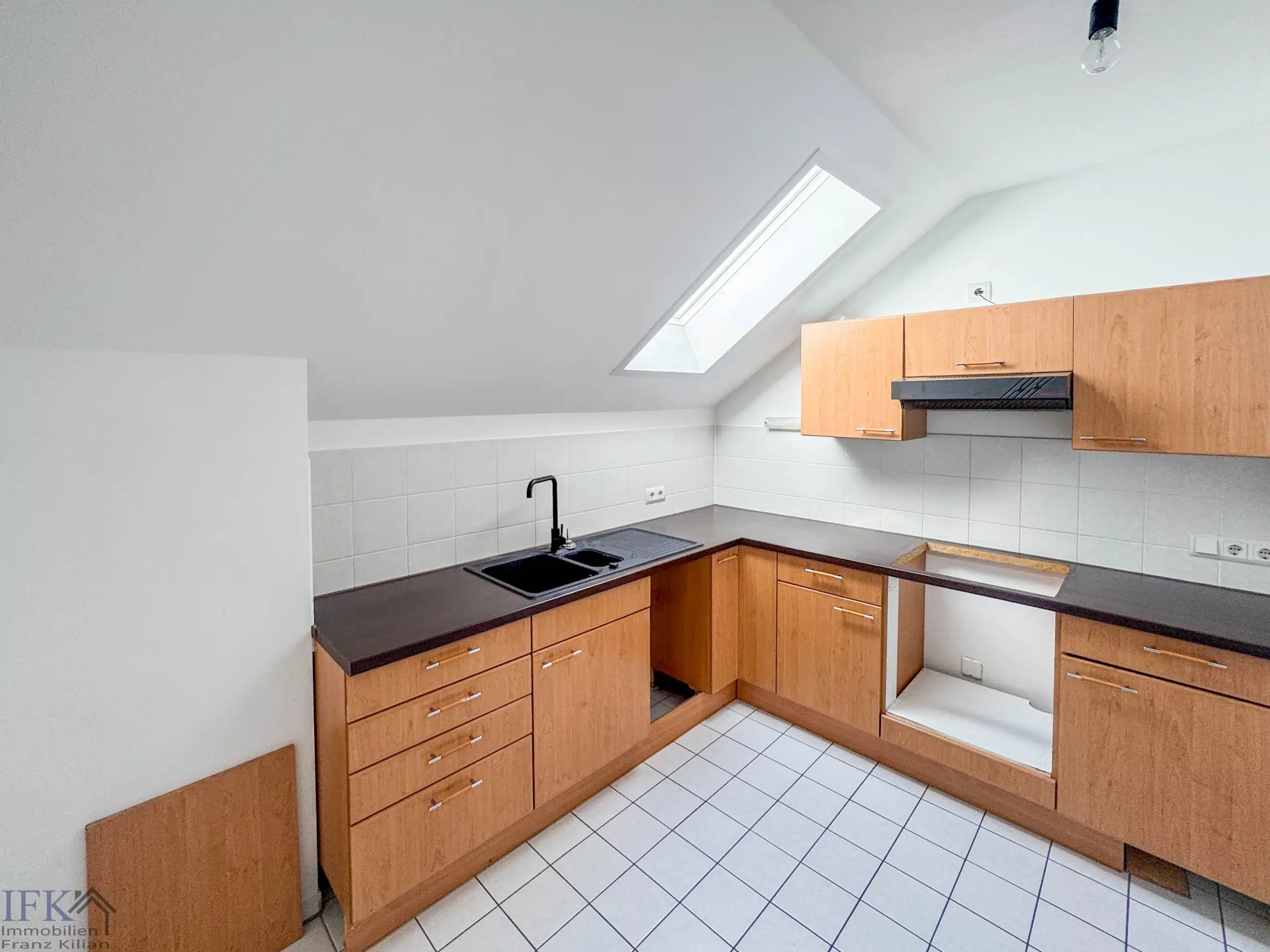 Küche - Frei zum Bezug! Voll renovierte 3-Zimmer Dachgeschosswohnung mit attraktivem Grundriss!