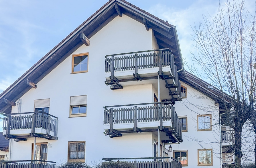 Frei zum Bezug! Voll renovierte 3-Zimmer Dachgeschosswohnung mit attraktivem Grundriss! - Außenansicht (39077)