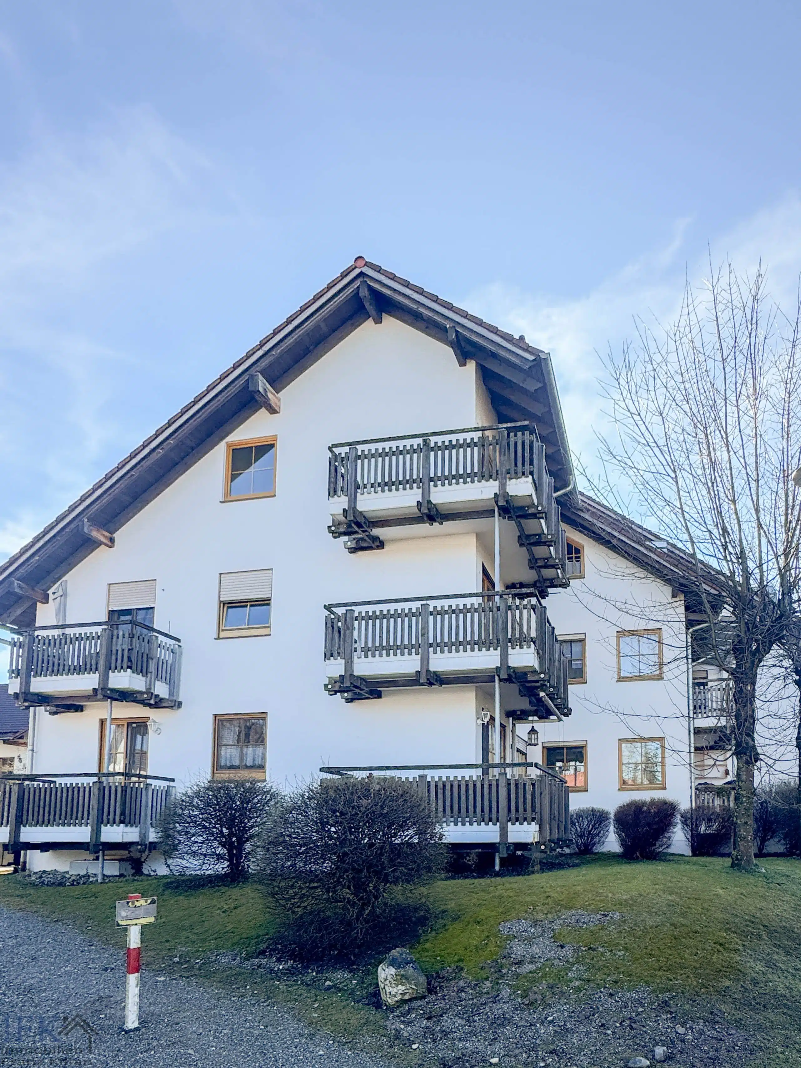 Außenansicht - Frei zum Bezug! Voll renovierte 3-Zimmer Dachgeschosswohnung mit attraktivem Grundriss!