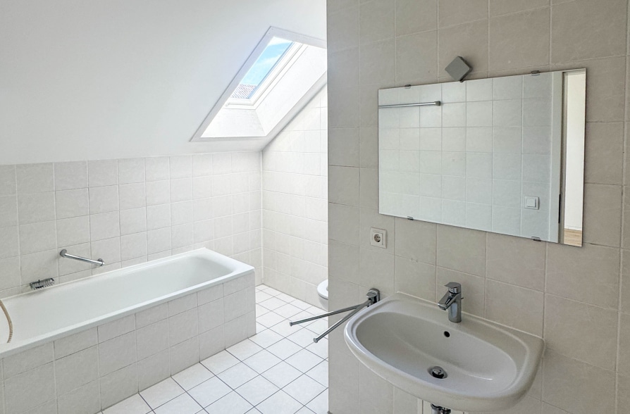 Frei zum Bezug! Voll renovierte 3-Zimmer Dachgeschosswohnung mit attraktivem Grundriss! - Bad (39091)