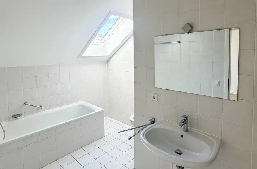 Frei zum Bezug! Voll renovierte 3-Zimmer Dachgeschosswohnung mit attraktivem Grundriss! - Bad (39091)