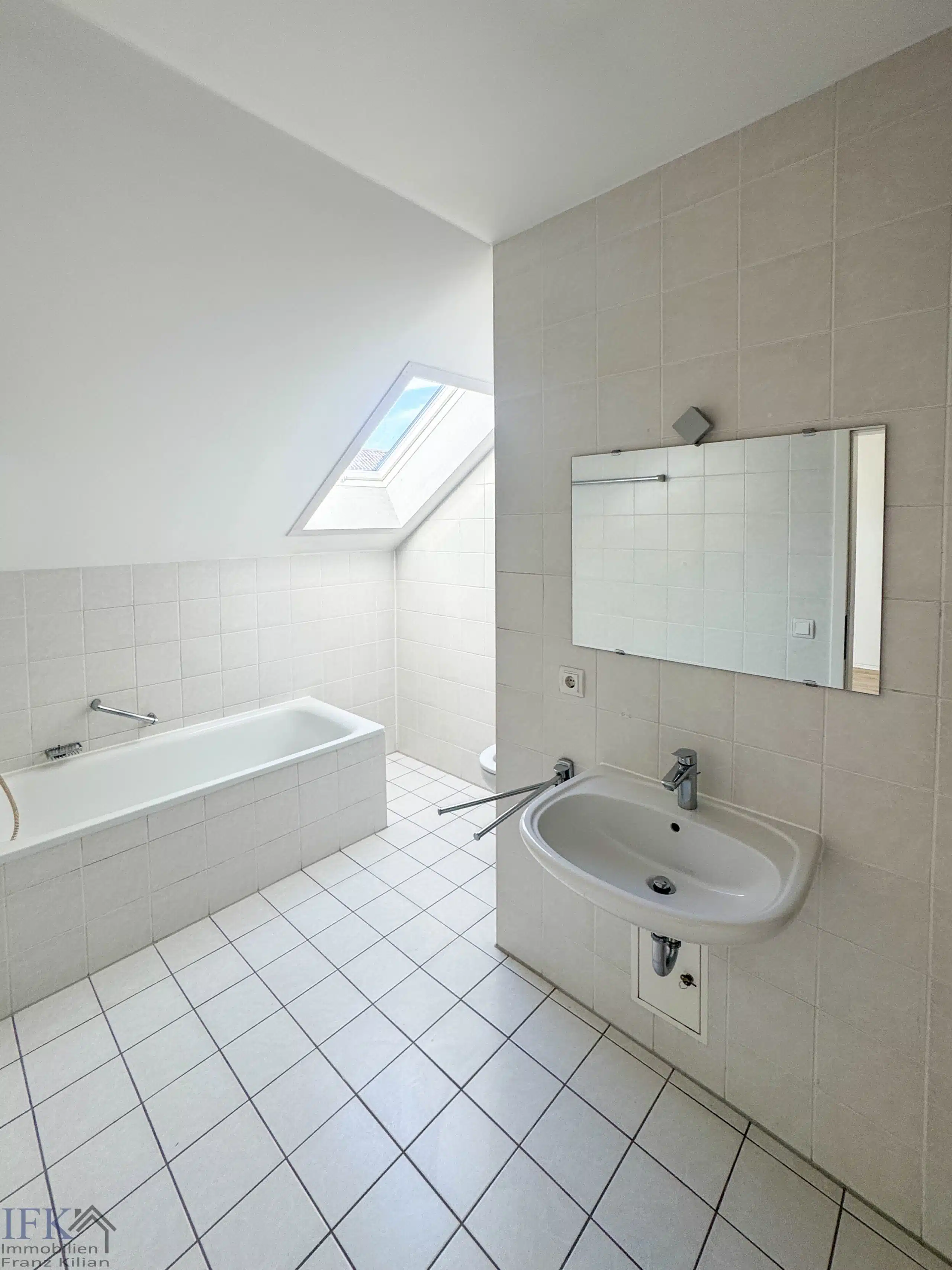 Bad - Frei zum Bezug! Voll renovierte 3-Zimmer Dachgeschosswohnung mit attraktivem Grundriss!