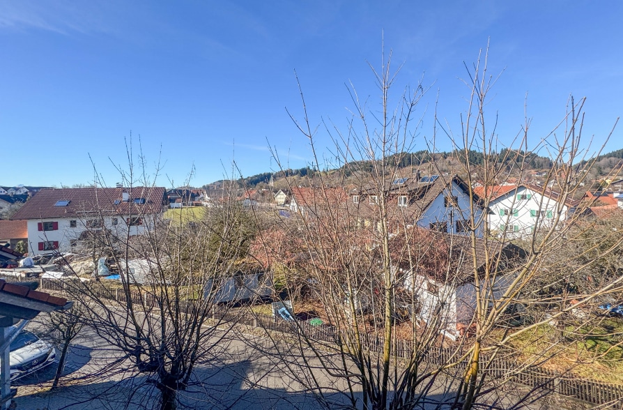 Frei zum Bezug! Voll renovierte 3-Zimmer Dachgeschosswohnung mit attraktivem Grundriss! - Ausblick Balkon (39078)