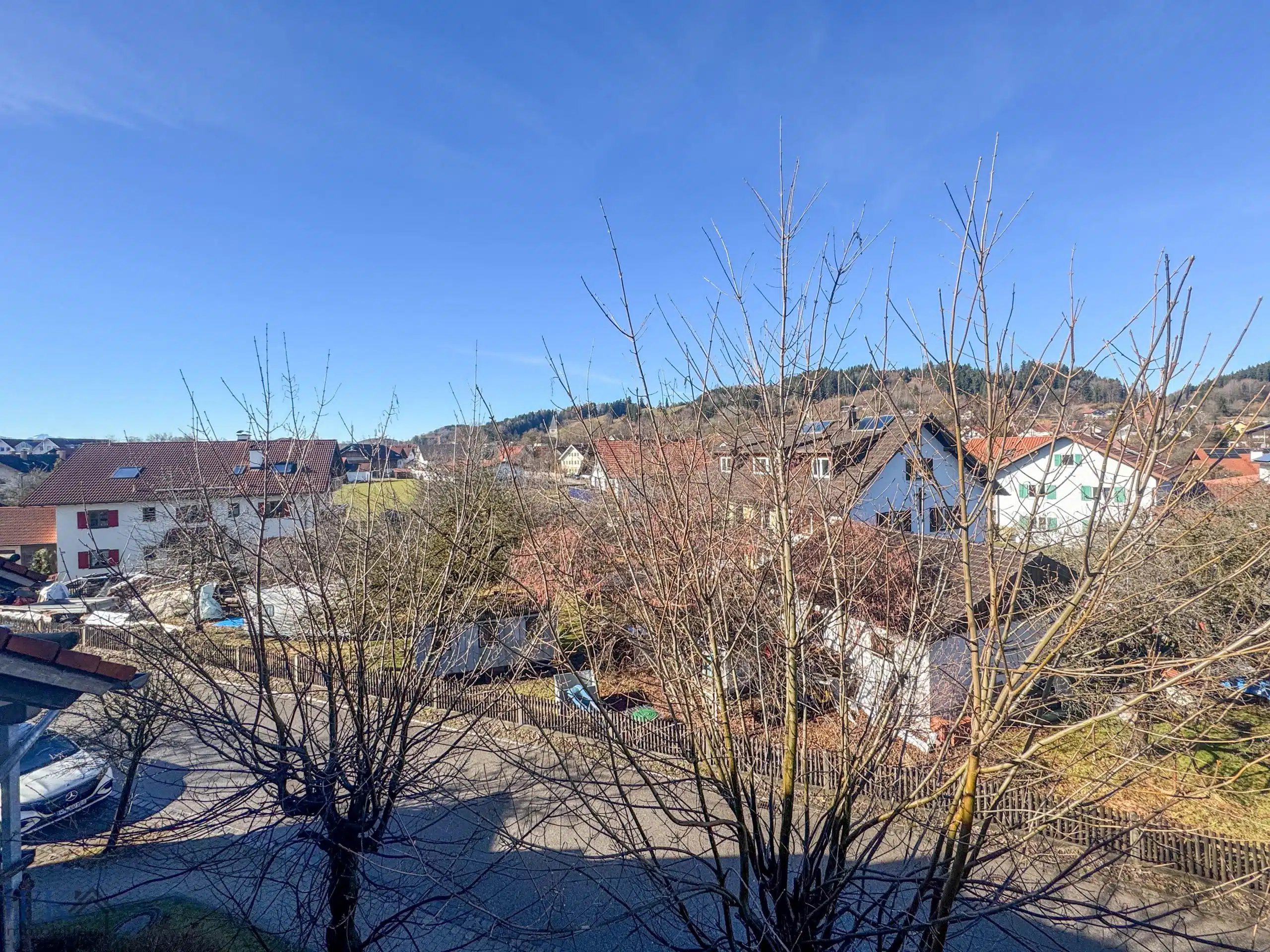 Ausblick Balkon - Frei zum Bezug! Voll renovierte 3-Zimmer Dachgeschosswohnung mit attraktivem Grundriss!