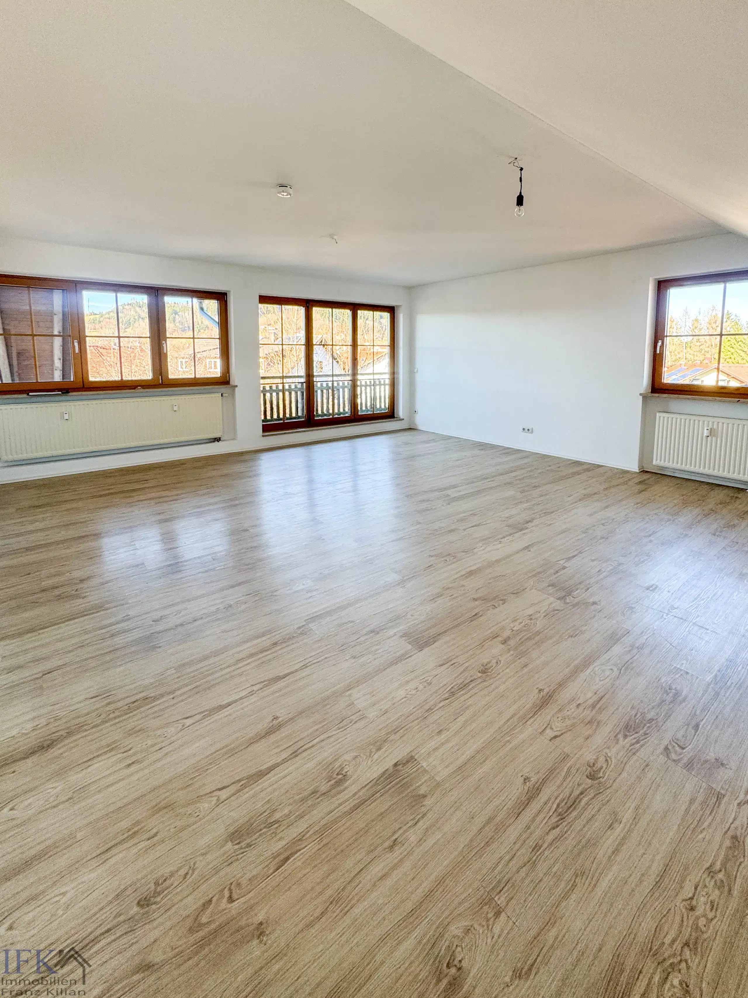 Wohnbereich - Frei zum Bezug! Voll renovierte 3-Zimmer Dachgeschosswohnung mit attraktivem Grundriss!