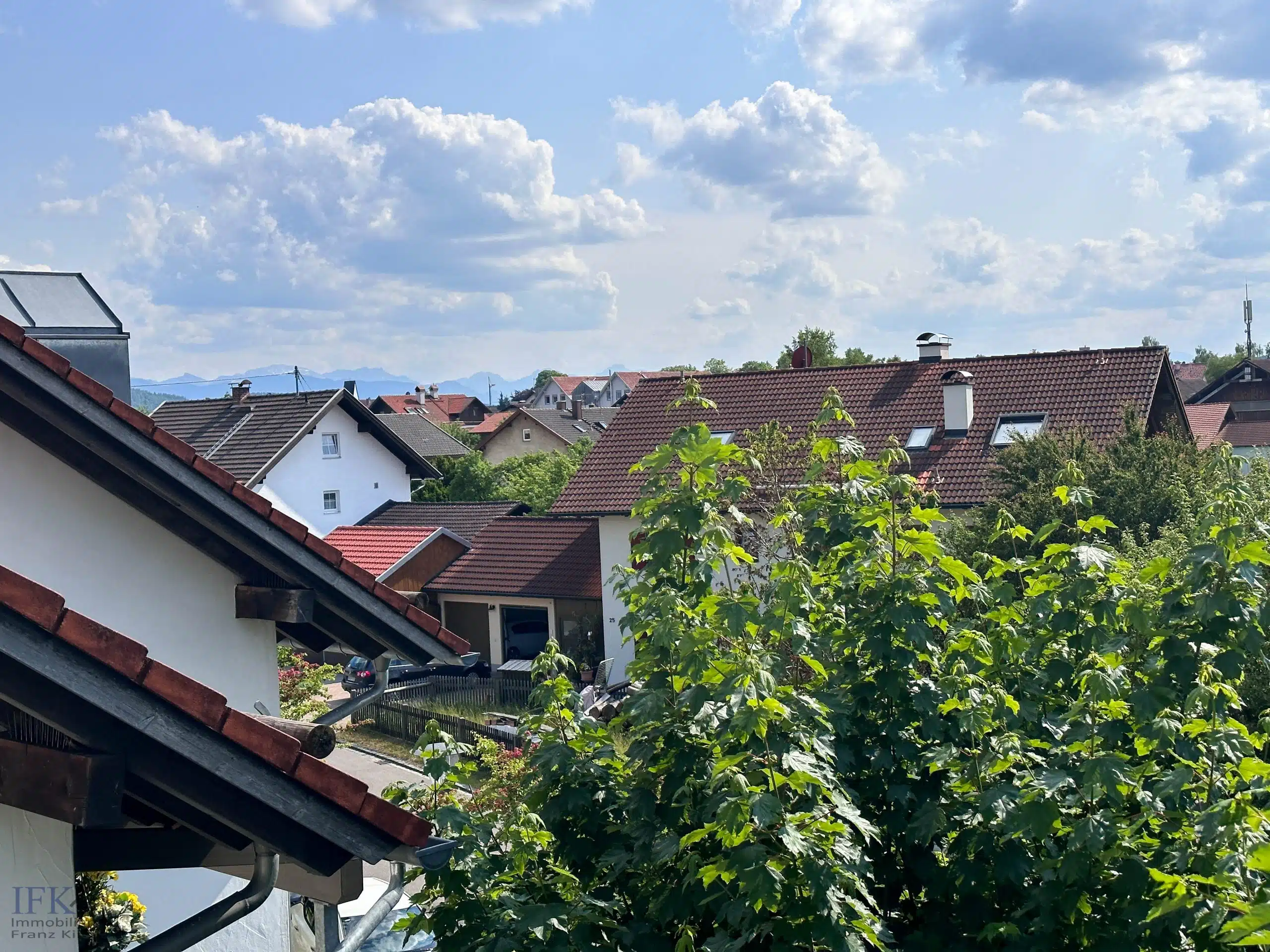Bergblick - Sofort bezugsfreie 3-Zimmer-Dachgeschoßwohnung mit Weitblick in Peiting!