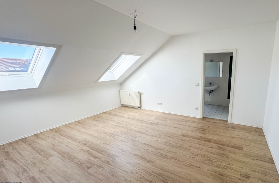 Frei zum Bezug! Voll renovierte 3-Zimmer Dachgeschosswohnung mit attraktivem Grundriss! - Schlafzimmer (39089)