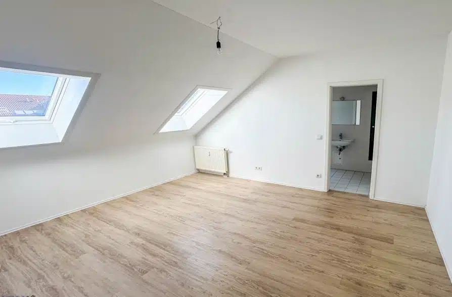 Frei zum Bezug! Voll renovierte 3-Zimmer Dachgeschosswohnung mit attraktivem Grundriss! - Schlafzimmer (39089)