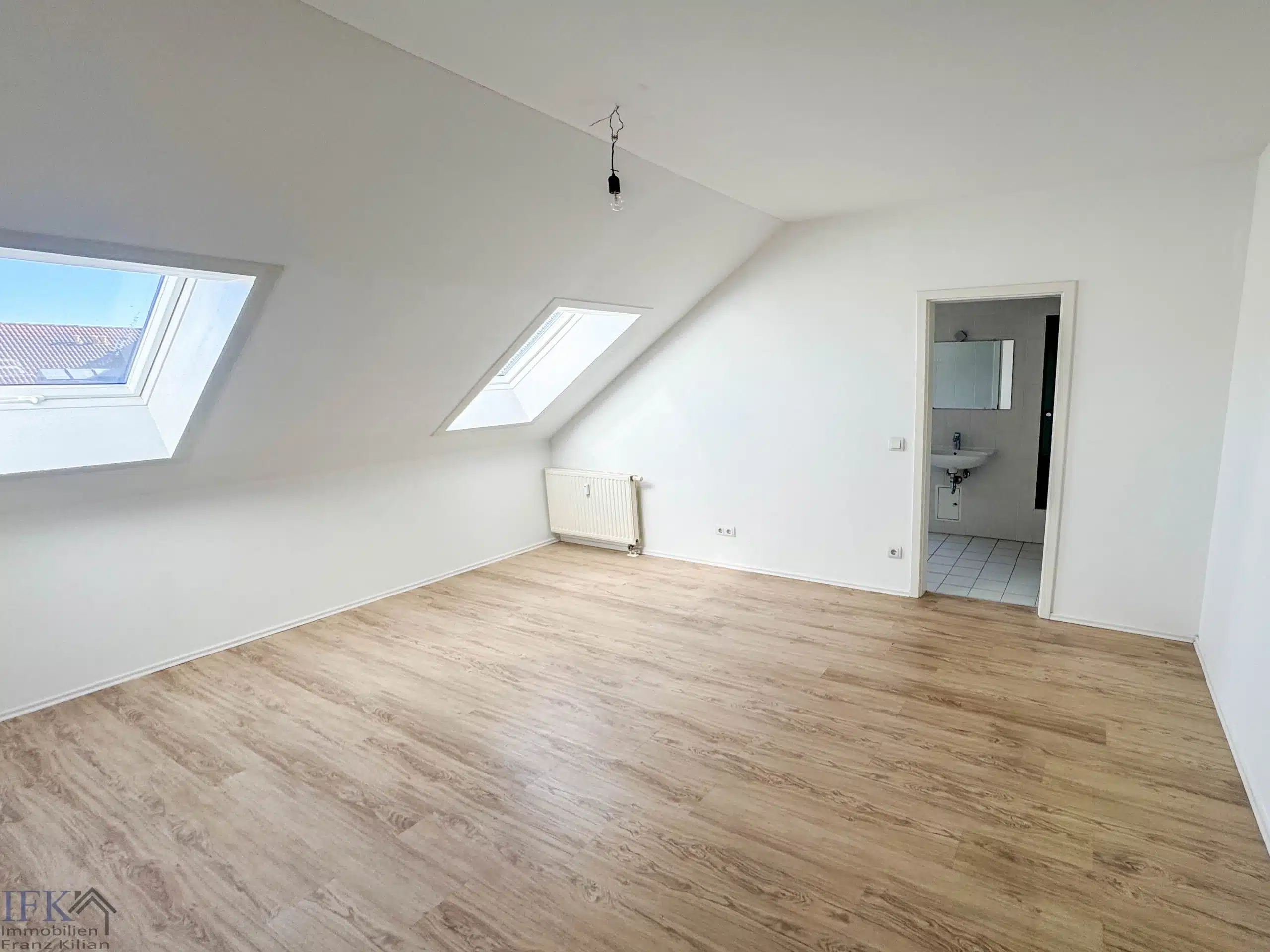 Schlafzimmer - Frei zum Bezug! Voll renovierte 3-Zimmer Dachgeschosswohnung mit attraktivem Grundriss!