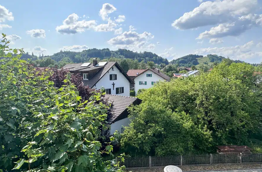 Sofort bezugsfreie 3-Zimmer-Dachgeschoßwohnung mit Weitblick in Peiting! - Ausblick (35007)