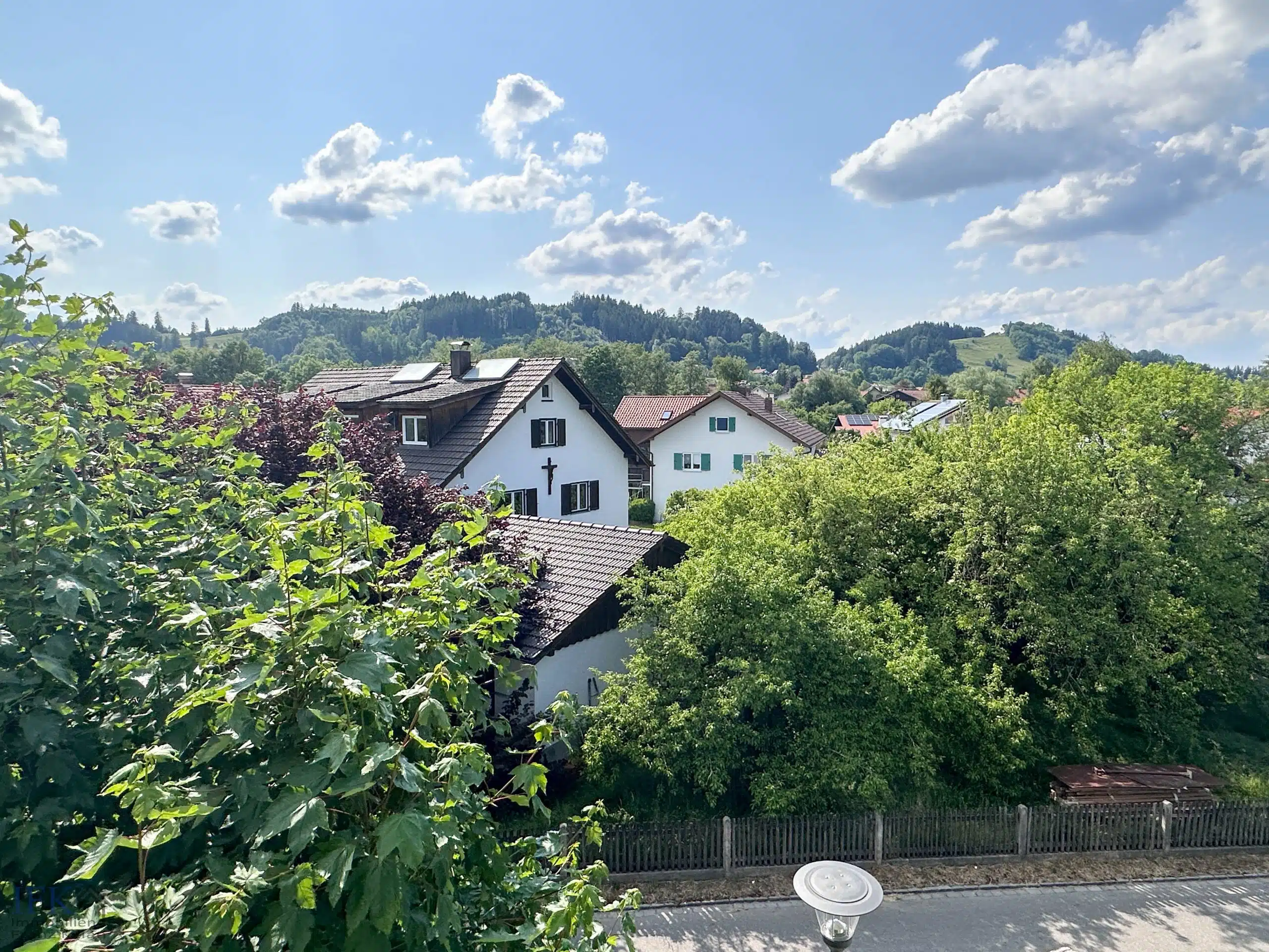 Ausblick - Sofort bezugsfreie 3-Zimmer-Dachgeschoßwohnung mit Weitblick in Peiting!