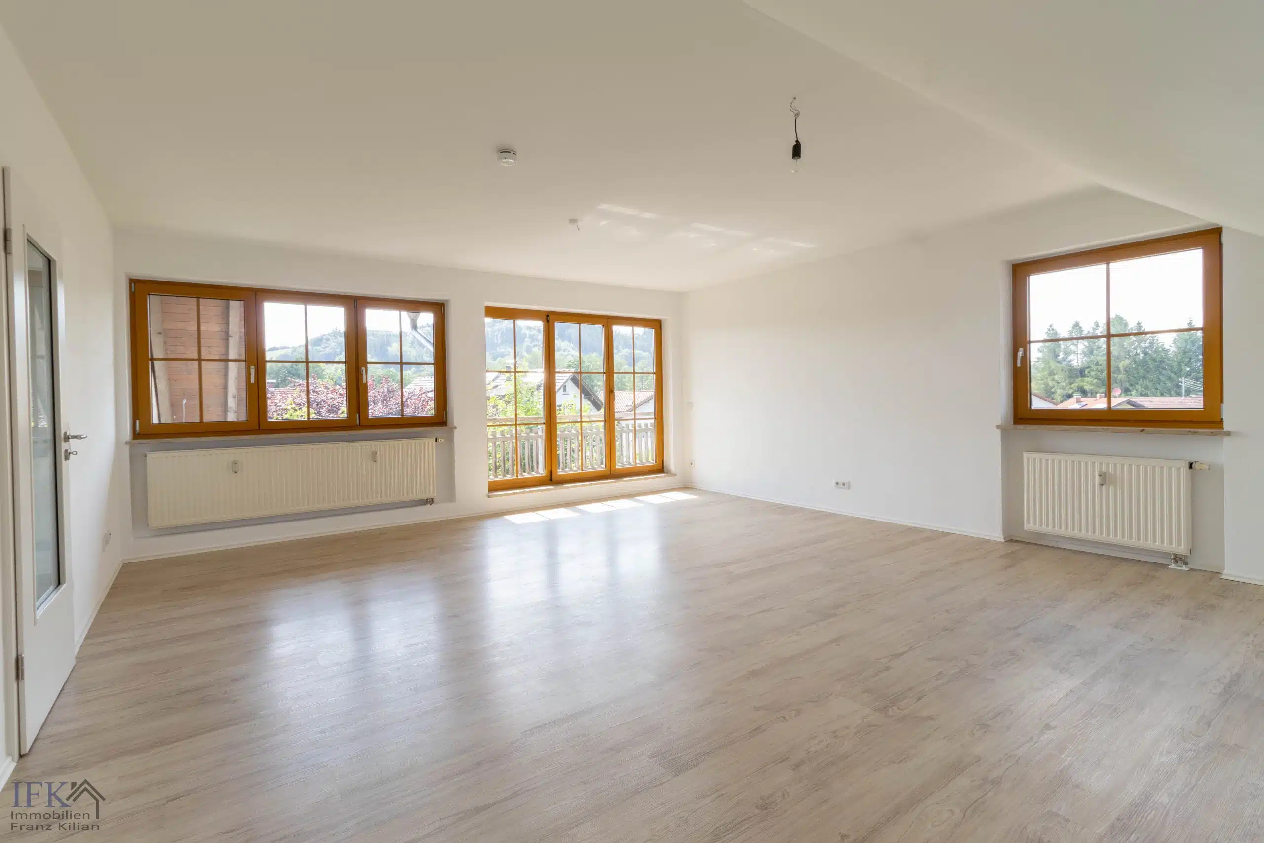 Wohnbereich - Sofort bezugsfreie 3-Zimmer-Dachgeschoßwohnung mit Weitblick in Peiting!