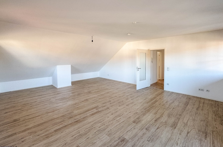 Frei zum Bezug! Voll renovierte 3-Zimmer Dachgeschosswohnung mit attraktivem Grundriss! - Wohnbereich (39085)