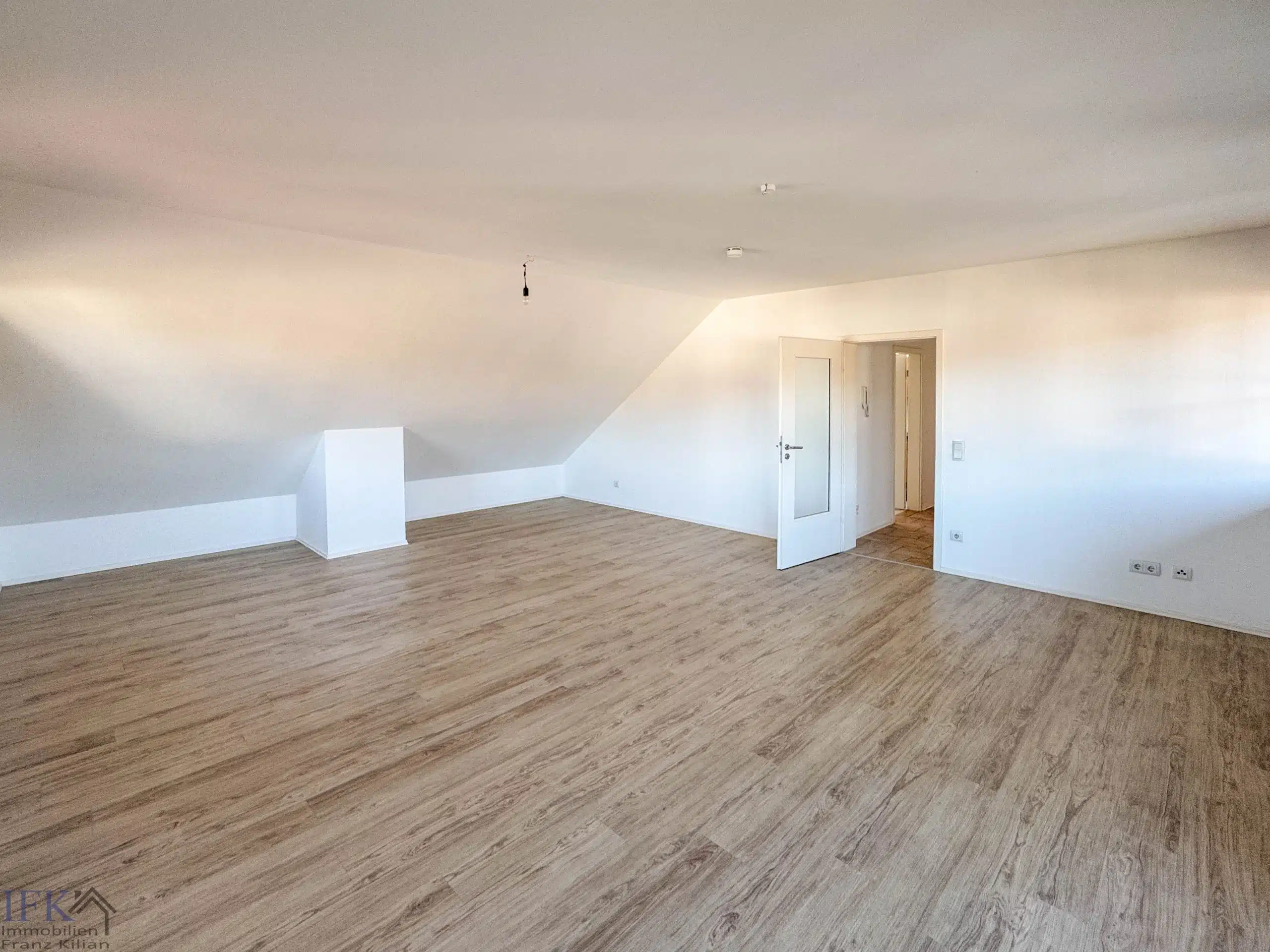 Wohnbereich - Frei zum Bezug! Voll renovierte 3-Zimmer Dachgeschosswohnung mit attraktivem Grundriss!