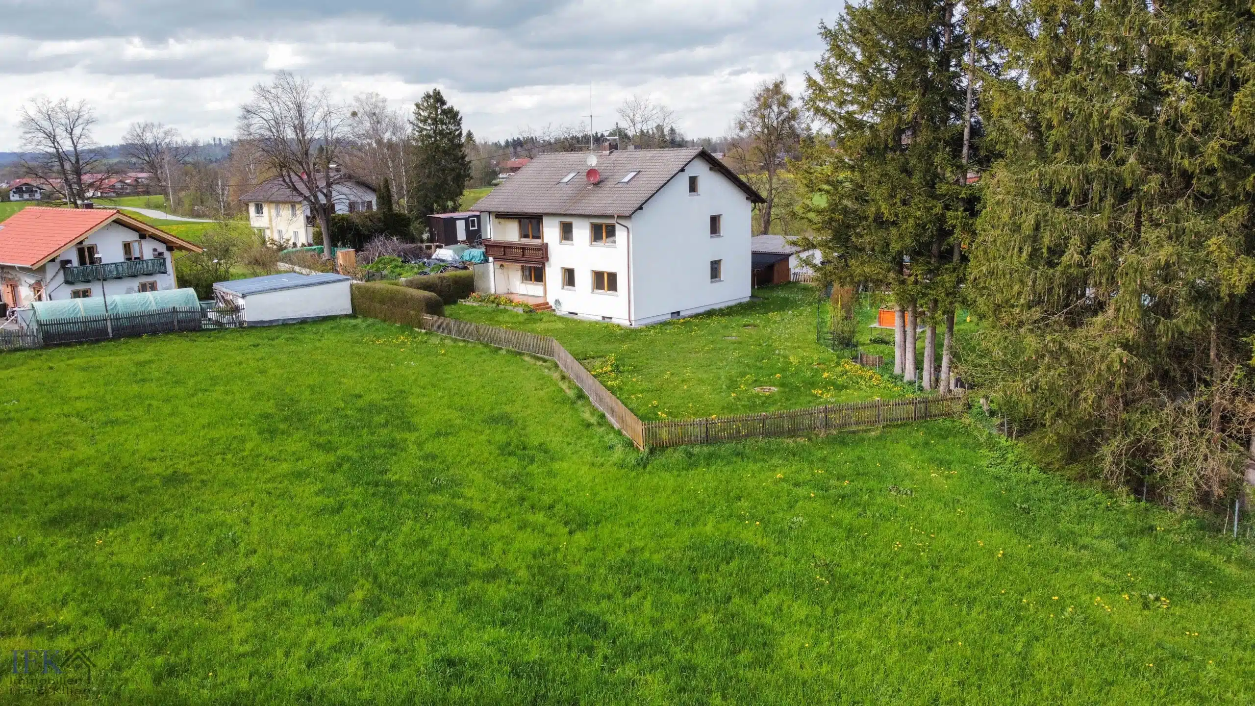 Gartenansicht - Zweifamilienhaus in traumhafter Lage mit Weit- und Bergblick in Oberhausen