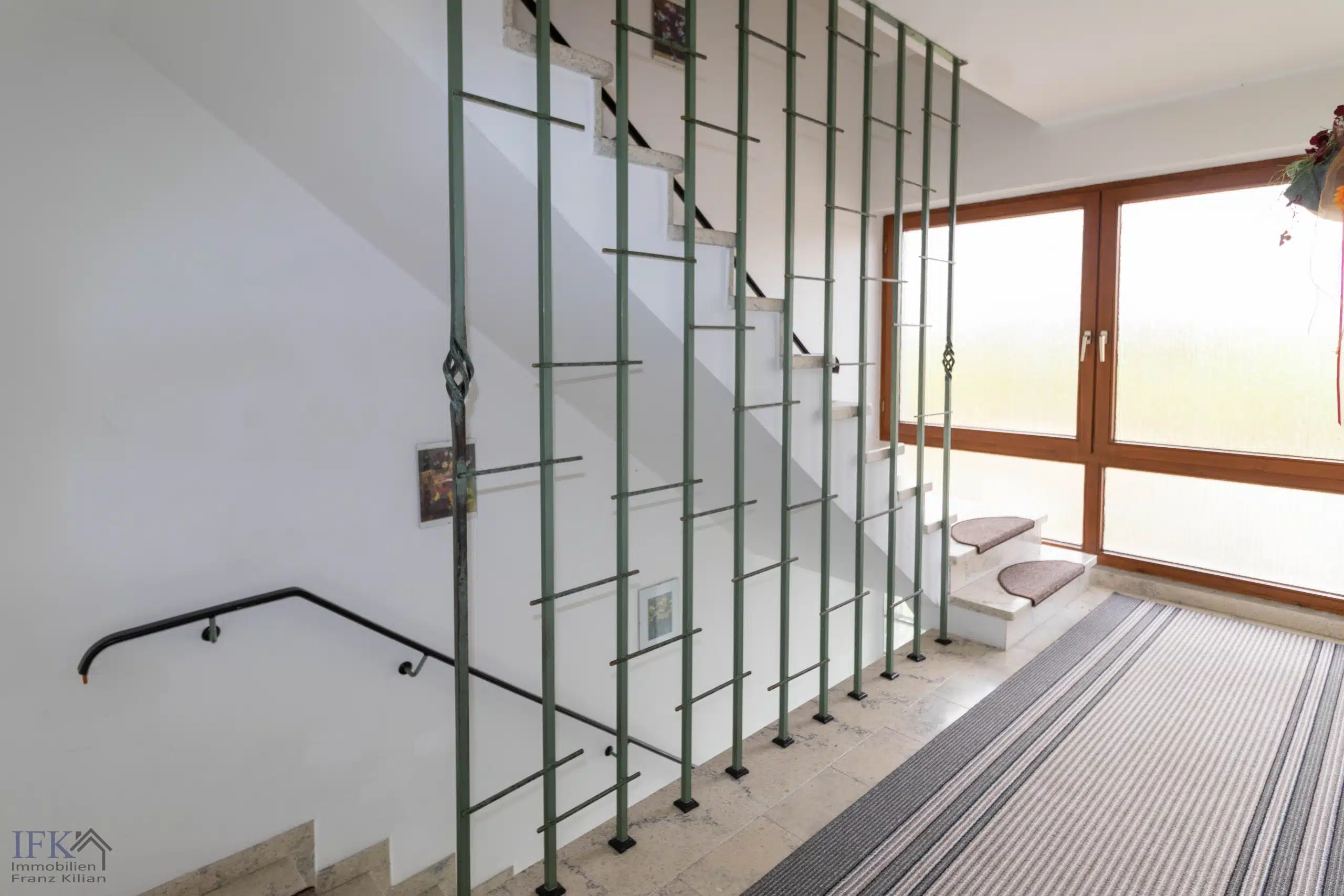 Treppenhaus OG - Zweifamilienhaus in traumhafter Lage mit Weit- und Bergblick in Oberhausen