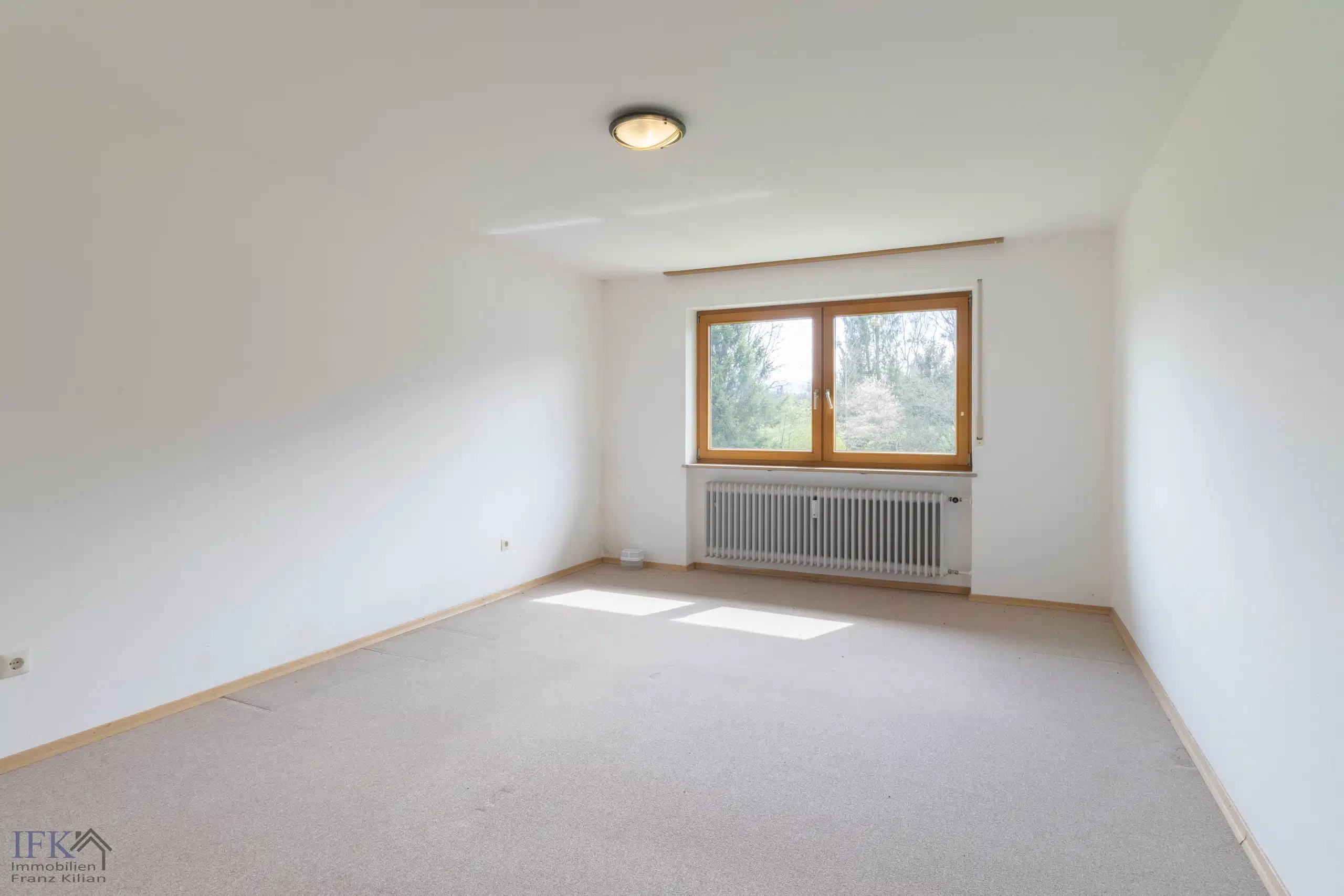 OG Schlafzimmer 1 - Zweifamilienhaus in traumhafter Lage mit Weit- und Bergblick in Oberhausen