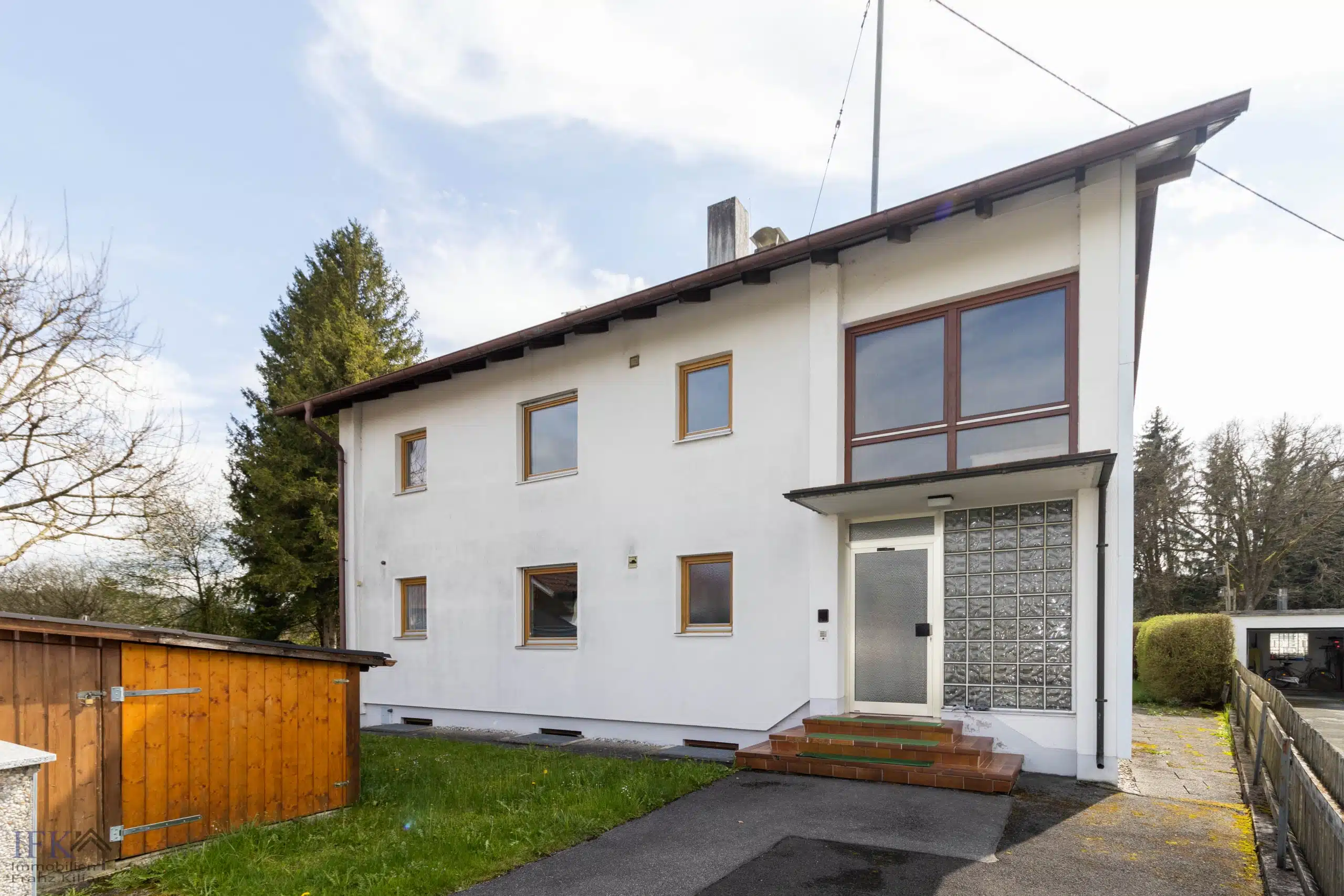Eingangsbereich - Zweifamilienhaus in traumhafter Lage mit Weit- und Bergblick in Oberhausen