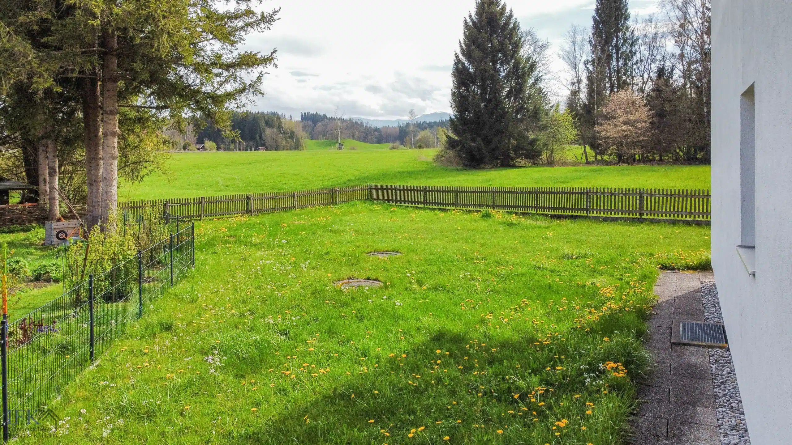 Garten - Zweifamilienhaus in traumhafter Lage mit Weit- und Bergblick in Oberhausen