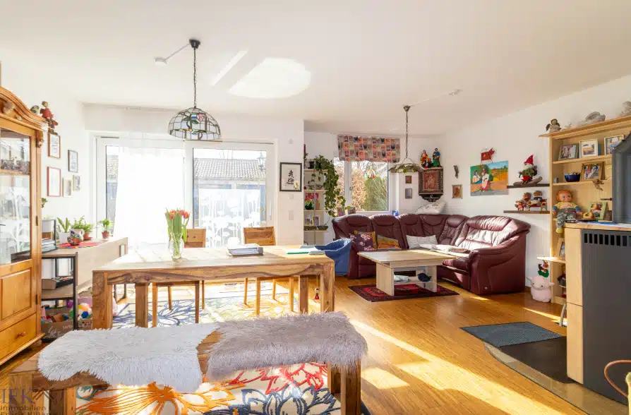 Moderne Doppelhaushälfte mit wertiger Ausstattung in Wielenbach - Wohn-/ Essbereich (38503)