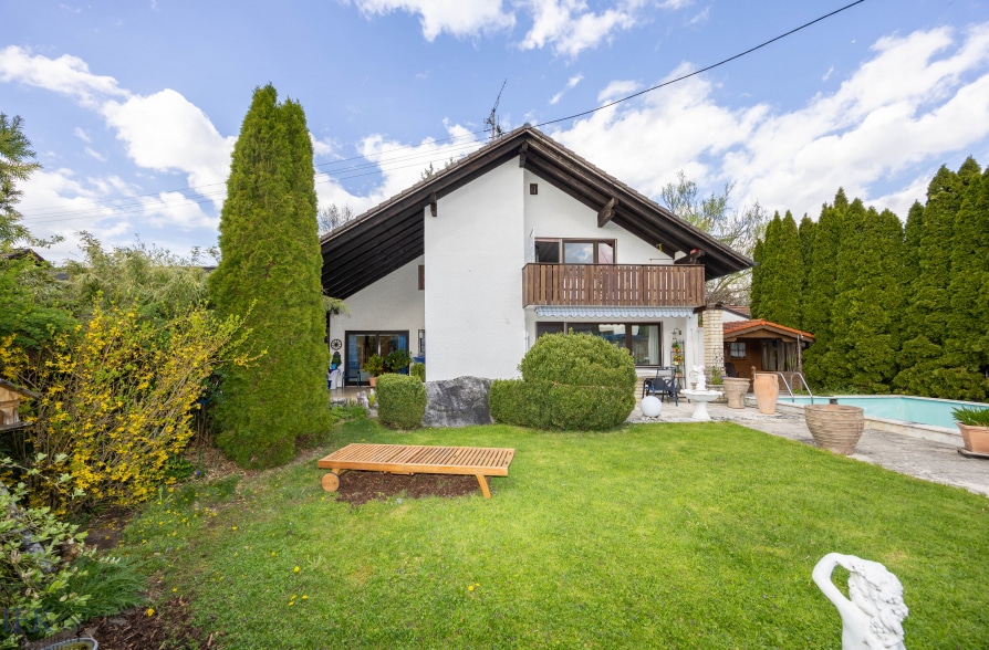 Bergblick, Bachlauf, Pool! Gepflegtes Einfamilienhaus in ruhiger Wohnlage in Wielenbach - Außenansicht (42563)