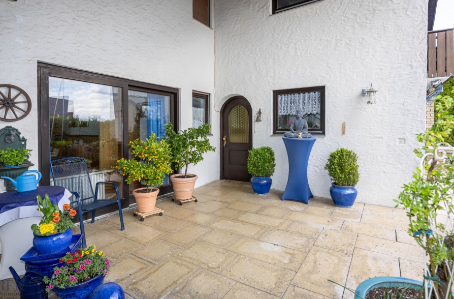 Bergblick, Bachlauf, Pool! Gepflegtes Einfamilienhaus in ruhiger Wohnlage in Wielenbach - Vorplatz (42564)