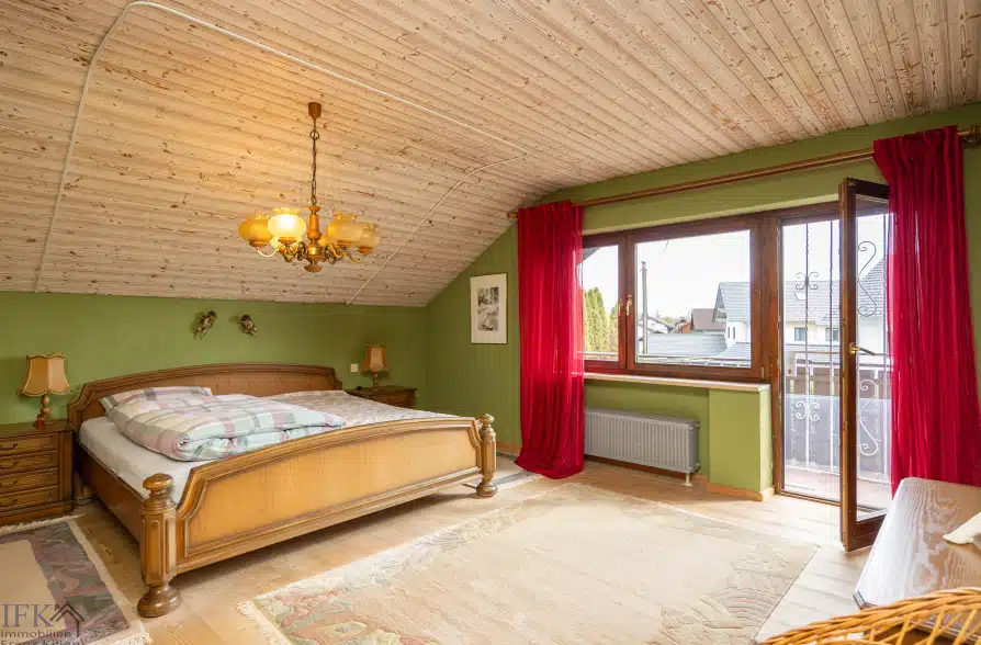Bergblick, Bachlauf, Pool! Gepflegtes Einfamilienhaus in ruhiger Wohnlage in Wielenbach - Schlafzimmer 1 (42580)