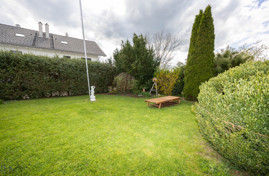 Bergblick, Bachlauf, Pool! Gepflegtes Einfamilienhaus in ruhiger Wohnlage in Wielenbach - Garten (42568)